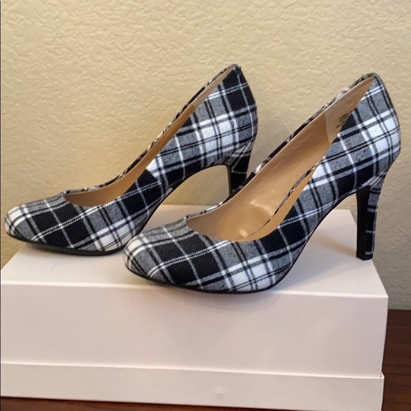 NWOT Kelly & Katie Black and White heels - Picture 5 of 9